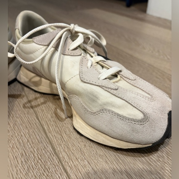 Big Kid New Balance 327 - size 5 (women’s 7) - Picture 4 of 8